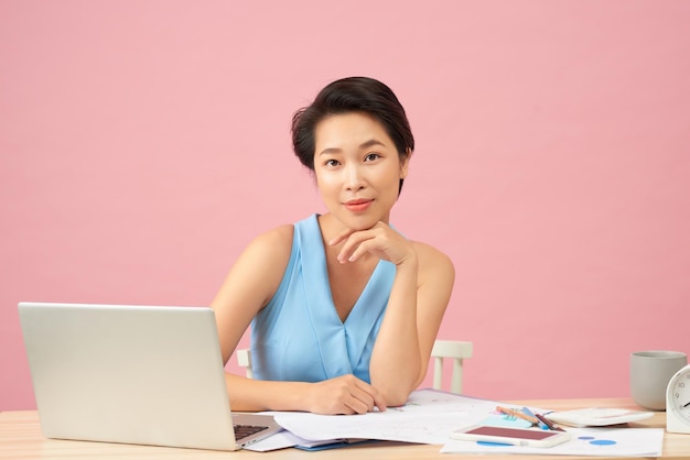 Employé de bureau attrayant assis au bureau