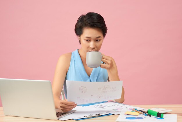 Employé de bureau attrayant se reposant au bureau