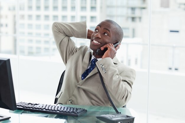 Employé de bureau au téléphone