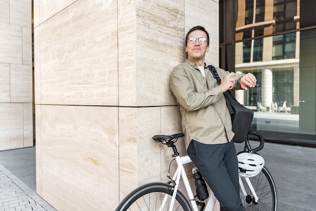 Un employé de bureau cycliste se rend au travail à l'aide d'une montre