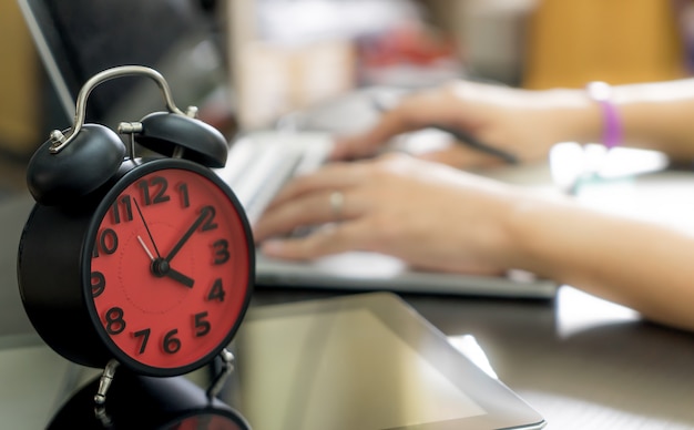 Employé de bureau est presque fini de travailler dans l&#39;après-midi.