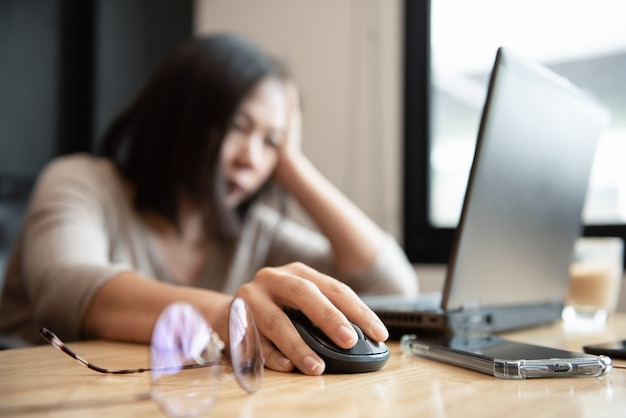 Employé de bureau de fille asiatique à l&#39;aide d&#39;ordinateur portable au bureau.