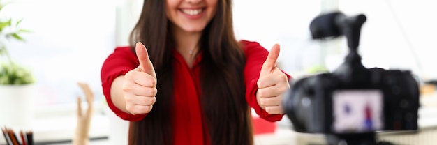 Photo employé de bureau fille montrant ok devant la caméra