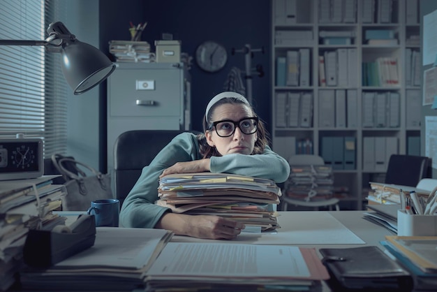 Employé de bureau frustré s'appuyant sur le bureau