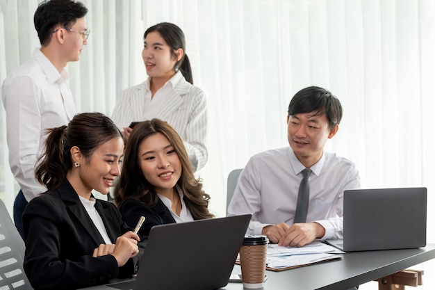 L'employé de bureau et le gestionnaire analysent le rapport financier sur le lieu de travail en harmonie