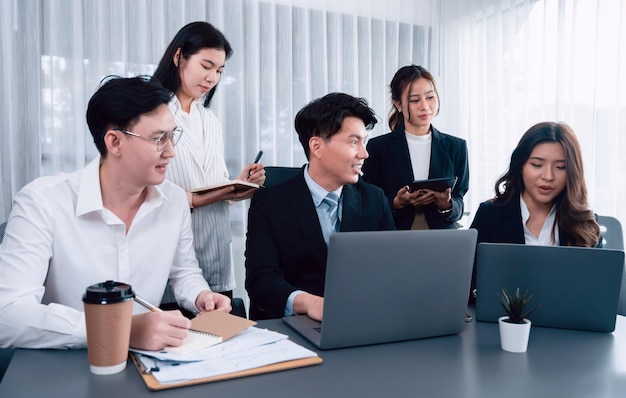 L'employé de bureau et le gestionnaire analysent le rapport financier sur le lieu de travail en harmonie