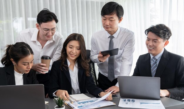 L'employé de bureau et le gestionnaire analysent le rapport financier sur le lieu de travail en harmonie