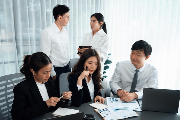 L'employé de bureau et le gestionnaire analysent le rapport financier sur le lieu de travail en harmonie