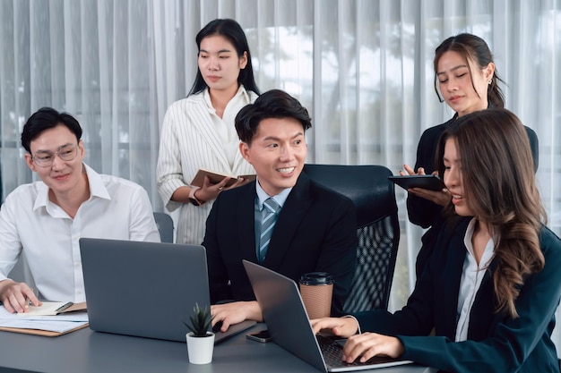 L'employé de bureau et le gestionnaire analysent le rapport financier sur le lieu de travail en harmonie