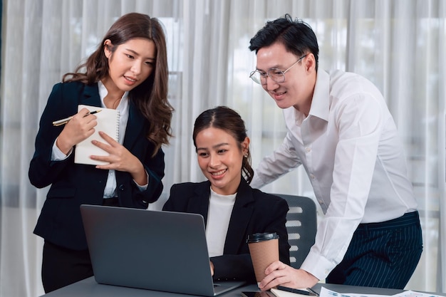 L'employé de bureau et le gestionnaire analysent le rapport financier sur le lieu de travail en harmonie