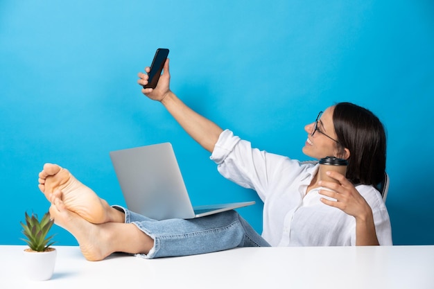 Employé de bureau hispanique prenant selfie