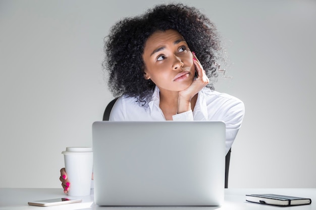 Photo employé de bureau mignon rêveur