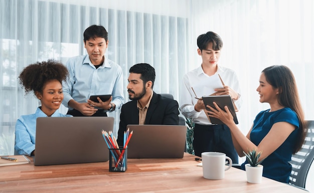 Employé de bureau multiculturel moderne dans le milieu de travail d'entreprise Concord