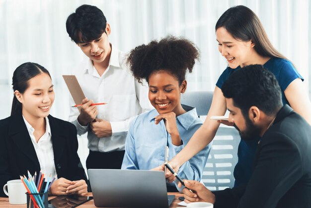 Employé de bureau multiculturel moderne dans le milieu de travail d'entreprise Concord