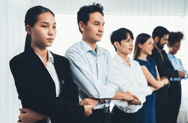 Un employé de bureau multiracial tient la main dans une ligne favorisant la synergie Concord