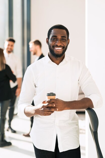 Employé de bureau noir sur la pause-café