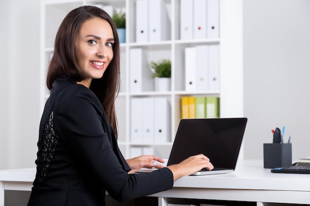 Employé de bureau occupé