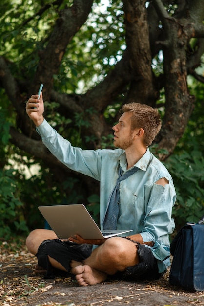 Employé de bureau seul avec téléphone portable sur l'île déserte.