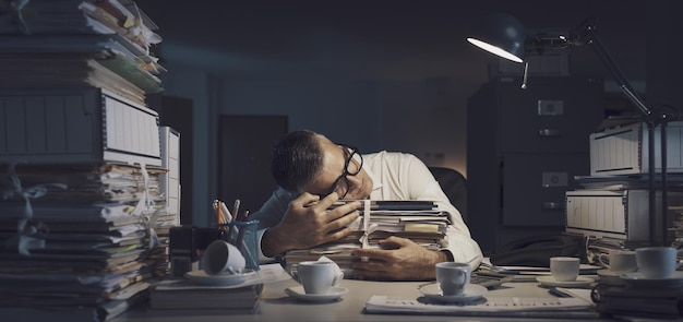 Employé de bureau stressé dormant à son bureau