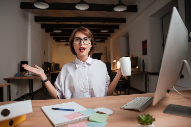 Employé de bureau surpris. regarder la caméra