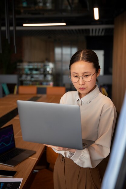 Photo employé de bureau utilisant des graphiques financiers