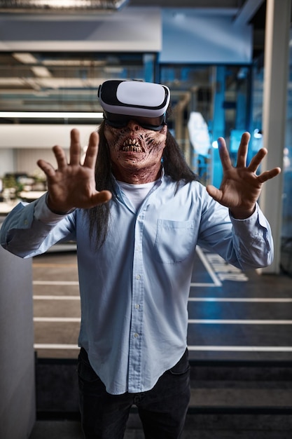 Employé de bureau zombie utilisant un casque de simulation VR