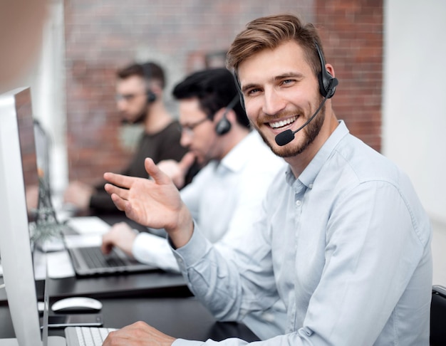 Employé avec un casque sur le lieu de travail dans le centre d'affaires