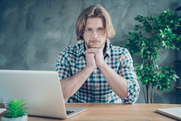 employé concentré travaillant au bureau sur ordinateur portable