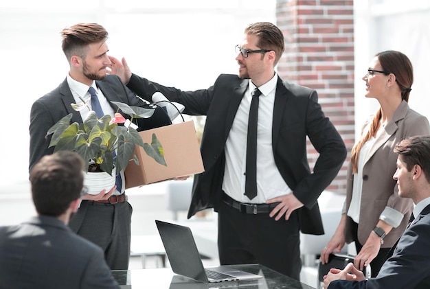 Employé avec des effets personnels quittant le bureau