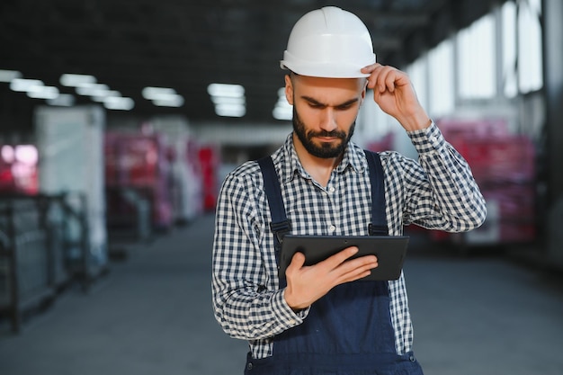 Employé d'entrepôt Guy en uniforme d'employé d'entrepôt