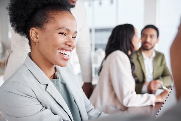 Employé d'entreprise et femme noire avec sourire planification et réunion pour la croissance des bénéfices de démarrage et partage d'idées consultante ou travailleuse leader afro-américaine avec bonheur succès et joie