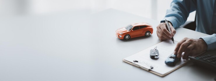 Photo un employé de l'entreprise de location de voitures a indiqué au locataire de signer le contrat de location après avoir discuté des détails et des conditions de location avec le locataire concept de location de voiture