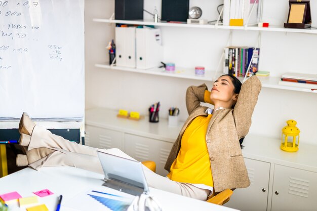 Employé de l'entreprise travaillant au bureau