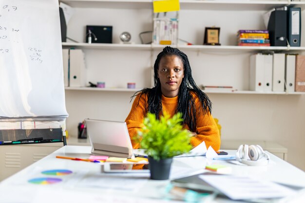 Employé de l'entreprise travaillant au bureau