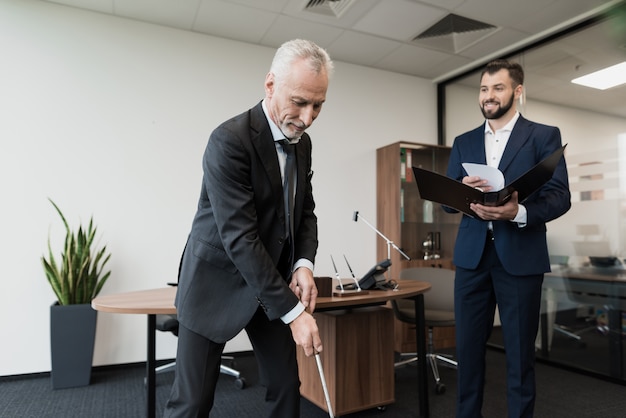 Photo l'employé est venu au directeur avec un rapport.