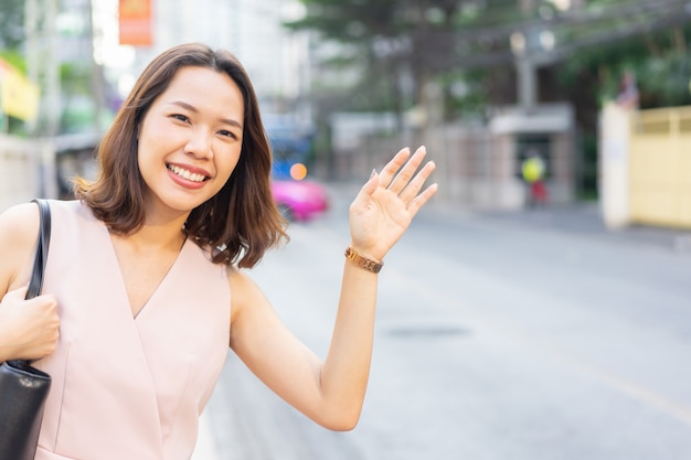 Employé Femme Levant La Main Pour Appeler La Voiture De Taxi Togo Pour Travailler Dans Les Temps De Pointe