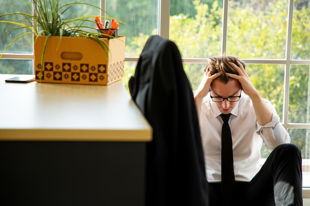 Un employé insatisfait détient un avis de licenciement papier