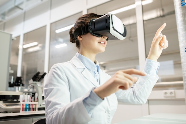 Employé de laboratoire regardant une vidéo sur un appareil VR