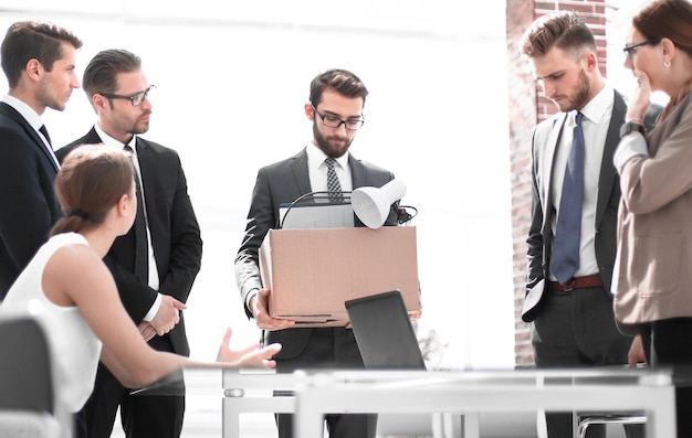 L'employé licencié dit au revoir à ses collègues du bureau