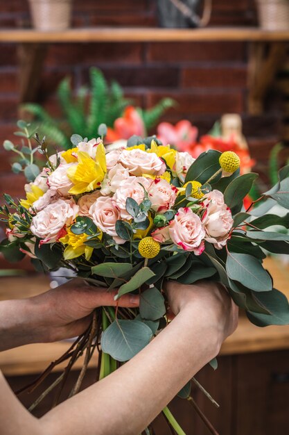 Employé de magasin floral tenant beau bouquet