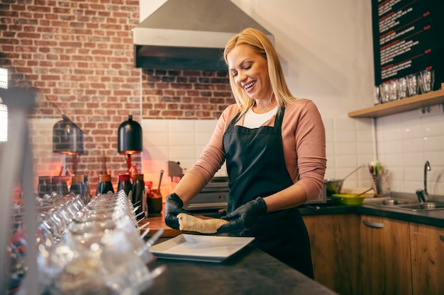 Un employé de maison de crêpes heureux prépare des crêpes