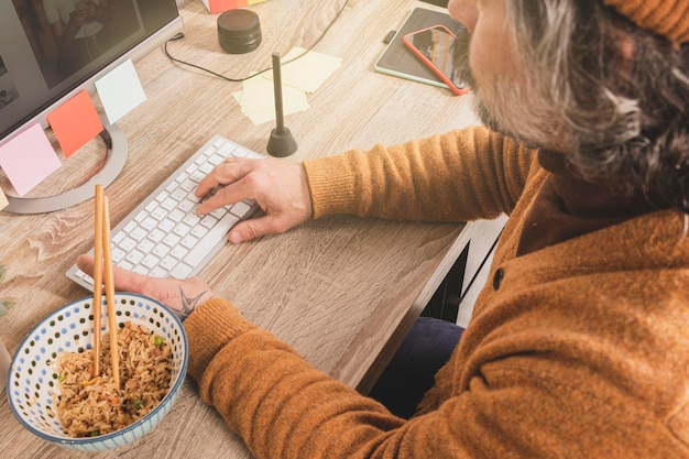 Employé mangeant au bureau