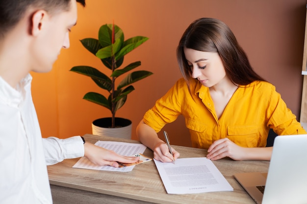 L'employé a offert un pot-de-vin pour une signature de contrat favorable