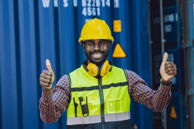 Employé de portrait pouce en l'air heureux de travailler dans l'industrie logistique d'expédition de fret portuaire