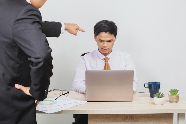 Un employé se fait gronder par son patron