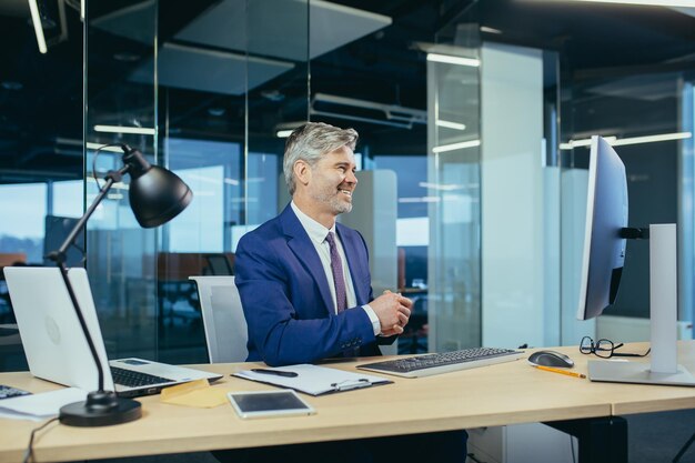 Un employé senior et expérimenté conseille l'acheteur lors d'un appel vidéo l'homme travaille dans un bureau moderne utilise une webcam