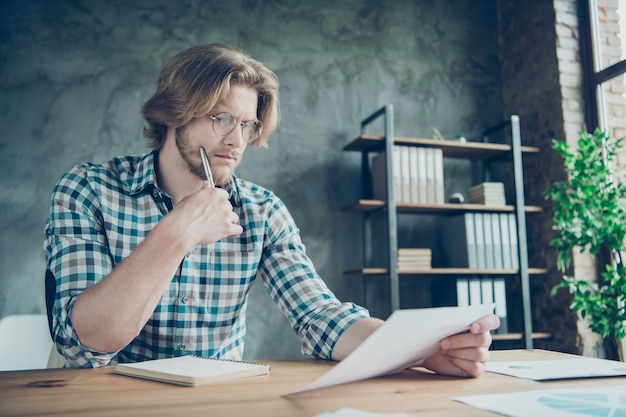 employé sérieux travaillant au bureau avec ordinateur portable