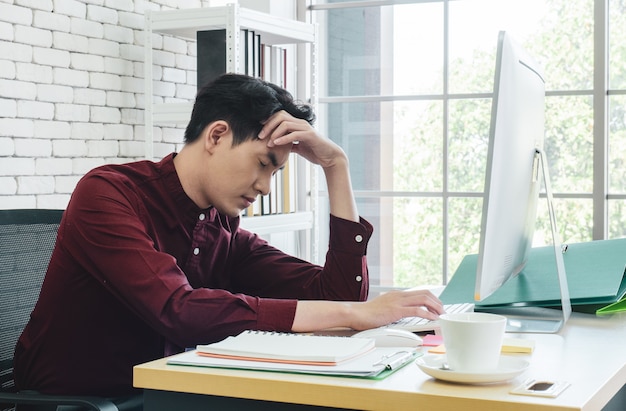 Photo employé de la société masculine assis au bureau dans le bureau