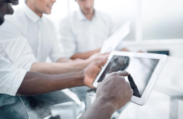 Employé touchant l'écran de la tablette numérique