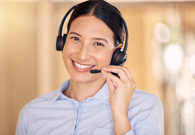 Employé et travailleur du centre d'appels avec sourire et casque travaillant dans une entreprise de télémarketing et aidant les gens en ligne au travail